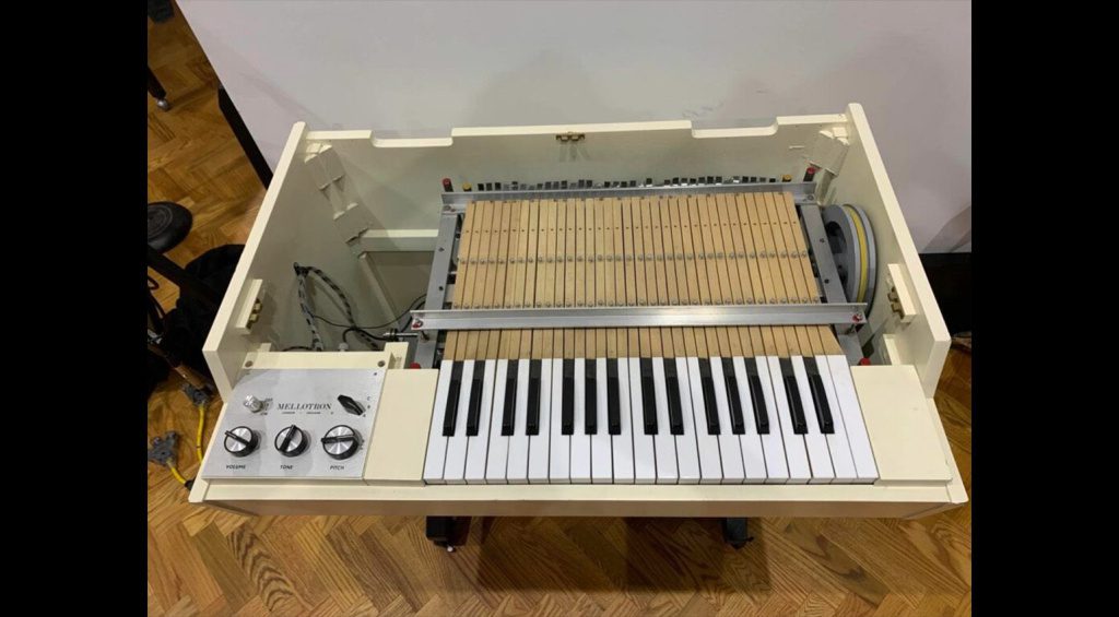 Un Mellotron M400 aperto