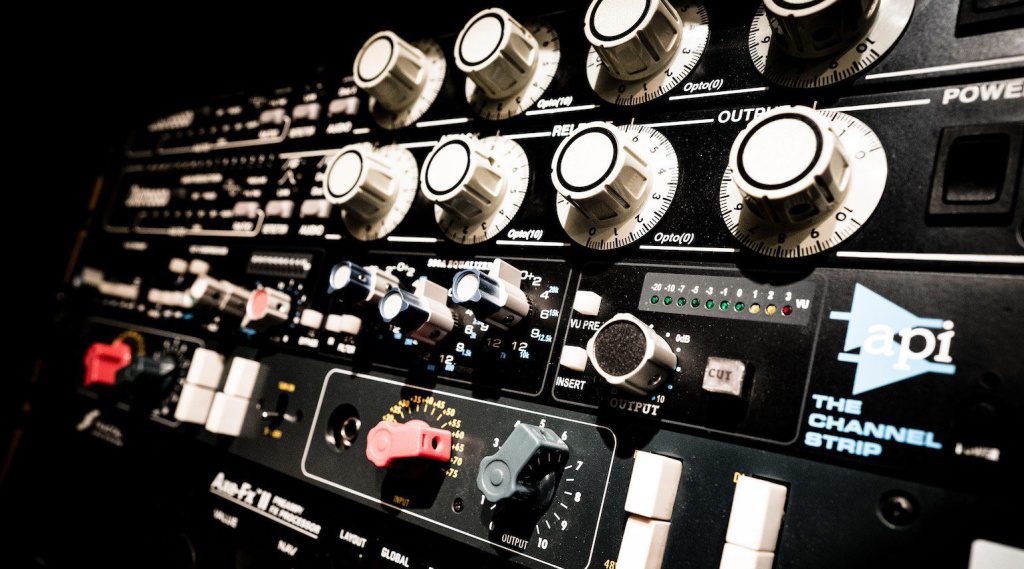 Un rack da 19 pollici dotato di dispositivi per il tracking e il mixaggio