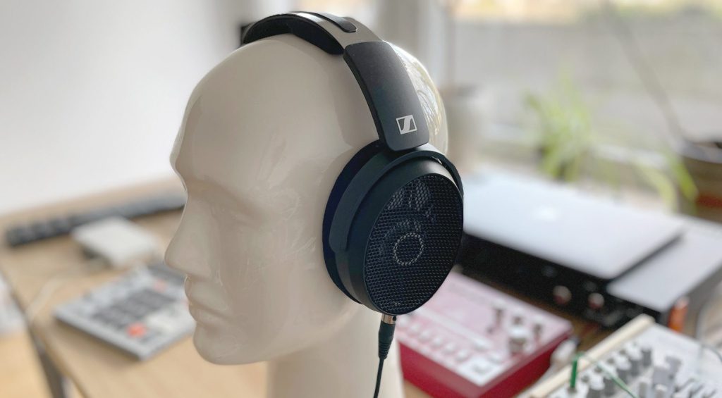 Il cavo unilaterale si connette tramite mini XLR