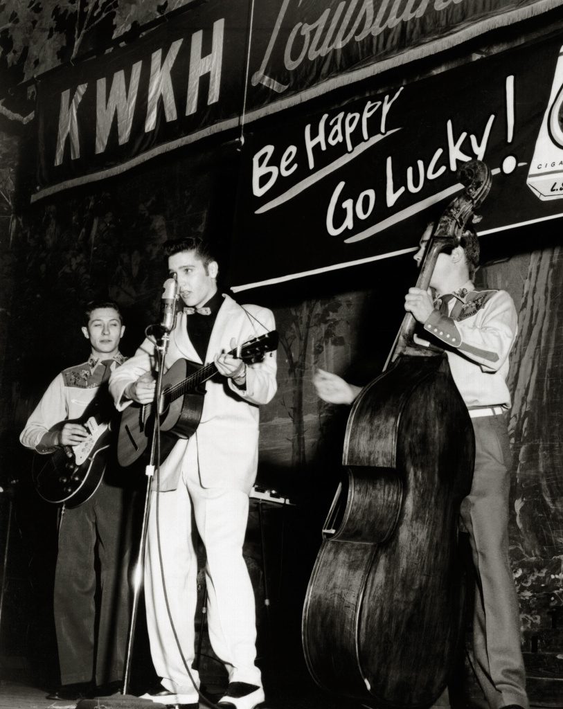 Elvis con il chitarrista Scotty Moore e il contrabbassista Bill Black