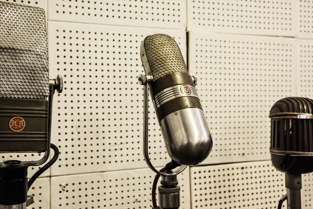 Alcuni microfoni originali usati da Elvis, Johnny Cash e altri nella Sun Studio recording room. A sinistra l’RCA 44-BX, e al centro l’RCA 77-DX
