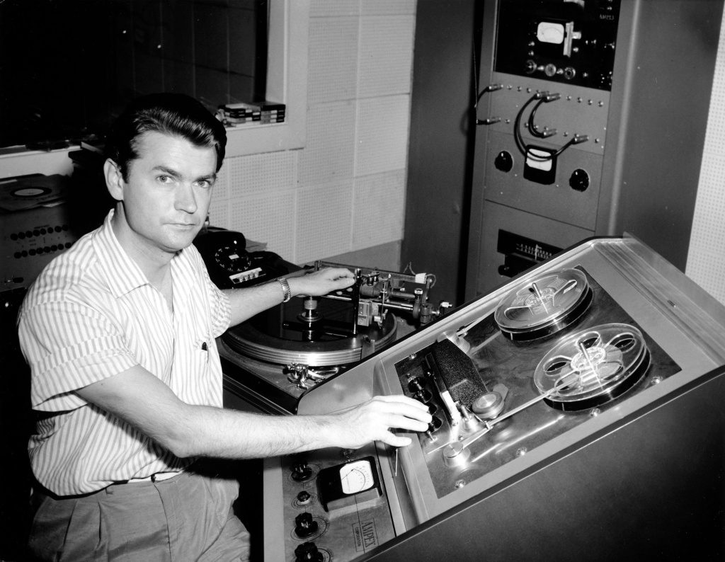 Sam Phillips all’opera presso il suo Sun Studio