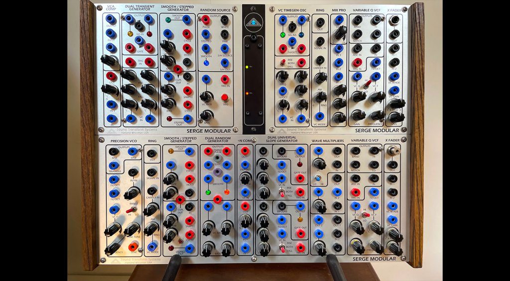 L'attuale sistema Serge Modular a due pannelli di Drew Schlesinger