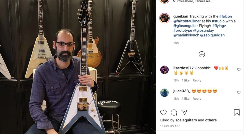 Cesar Gueikian di Gibson mostra il prototipo della Richie Faulkner Flying V