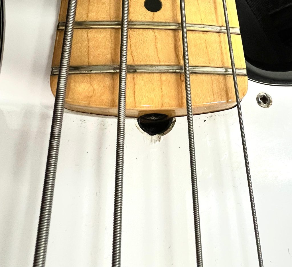 In questo caso la vite con testa a brugola si trova alla fine della tastiera - Setup del Basso Elettrico