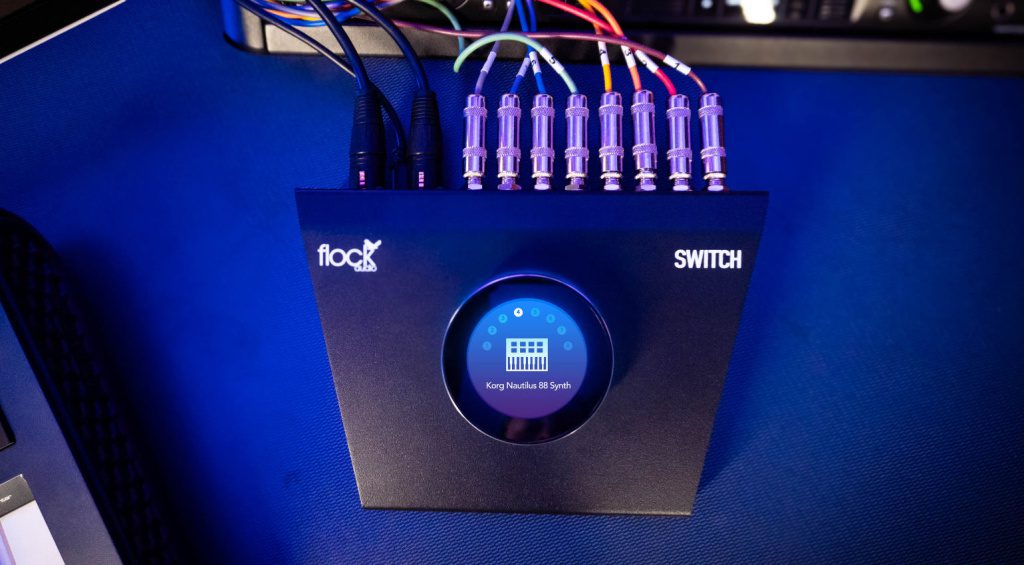 Flock Audio SWITCH utilizza un display sul selettore rotativo per visualizzare le singole sorgenti
