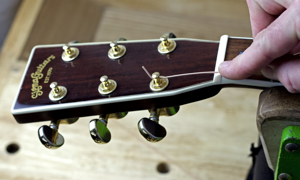 Piegare la corda verso l'alto facilita la tenuta dell'accordatura e il serraggio della corda