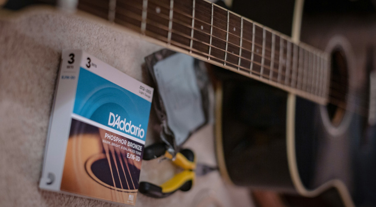 Cambio corde chitarra acustica: guida pratica passo dopo passo