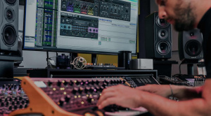 IK Multimedia Total Studio 5: inclusi Pianoverse e TONEX Signature Collections Vol. 1