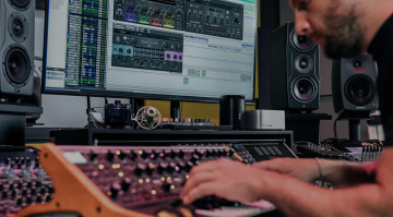 IK Multimedia Total Studio 5: inclusi Pianoverse e TONEX Signature Collections Vol. 1