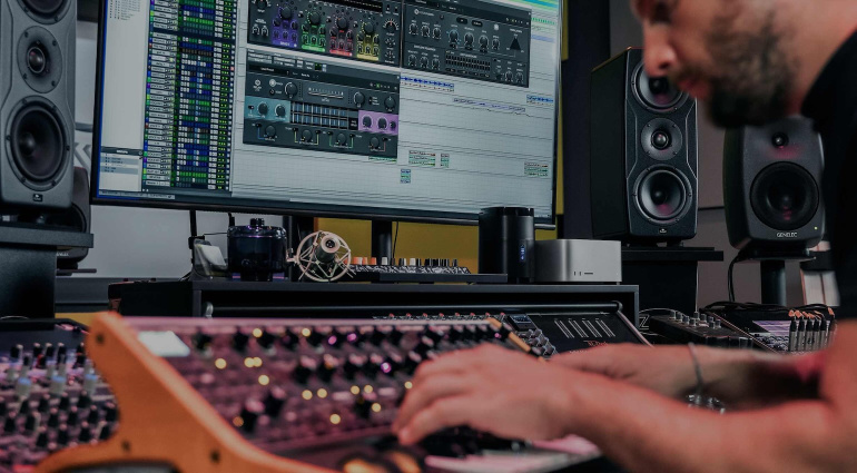 IK Multimedia Total Studio 5: inclusi Pianoverse e TONEX Signature Collections Vol. 1