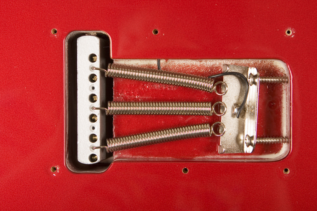 Puoi anche smontare la cover in plastica per assicurarti che il tutto sia fatto al meglio. Molti chitarristi nemmeno la rimontano!