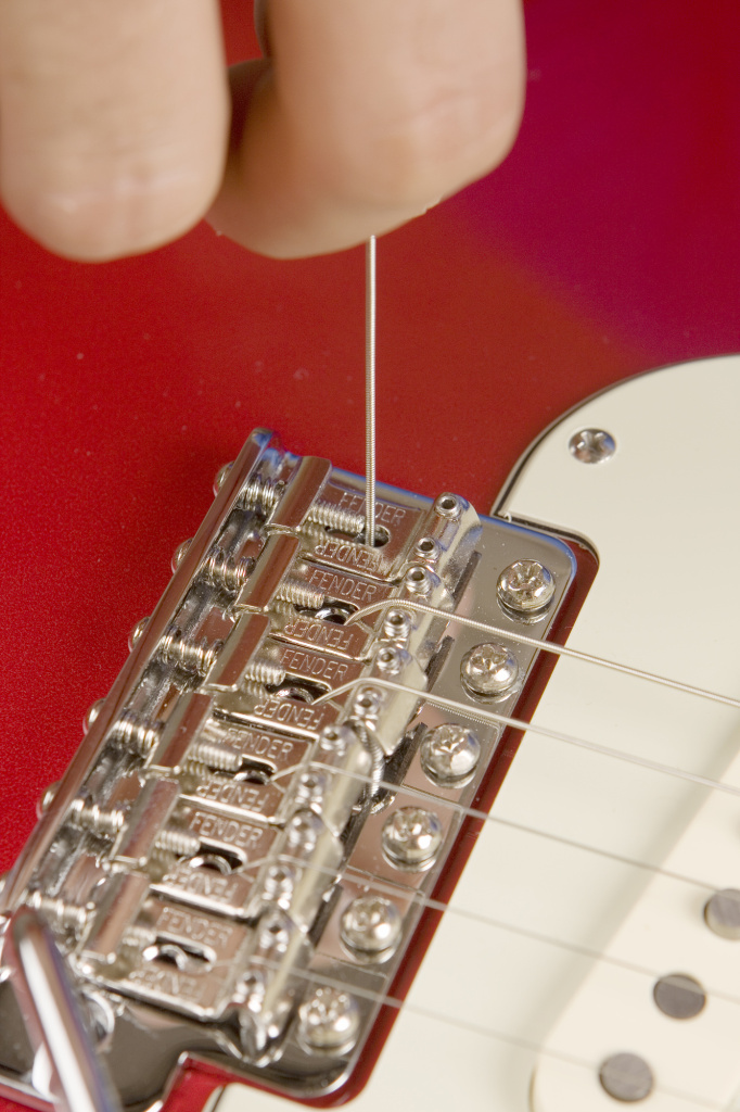 Fai passare le corde attraverso il ponte e guidale su ogni selletta