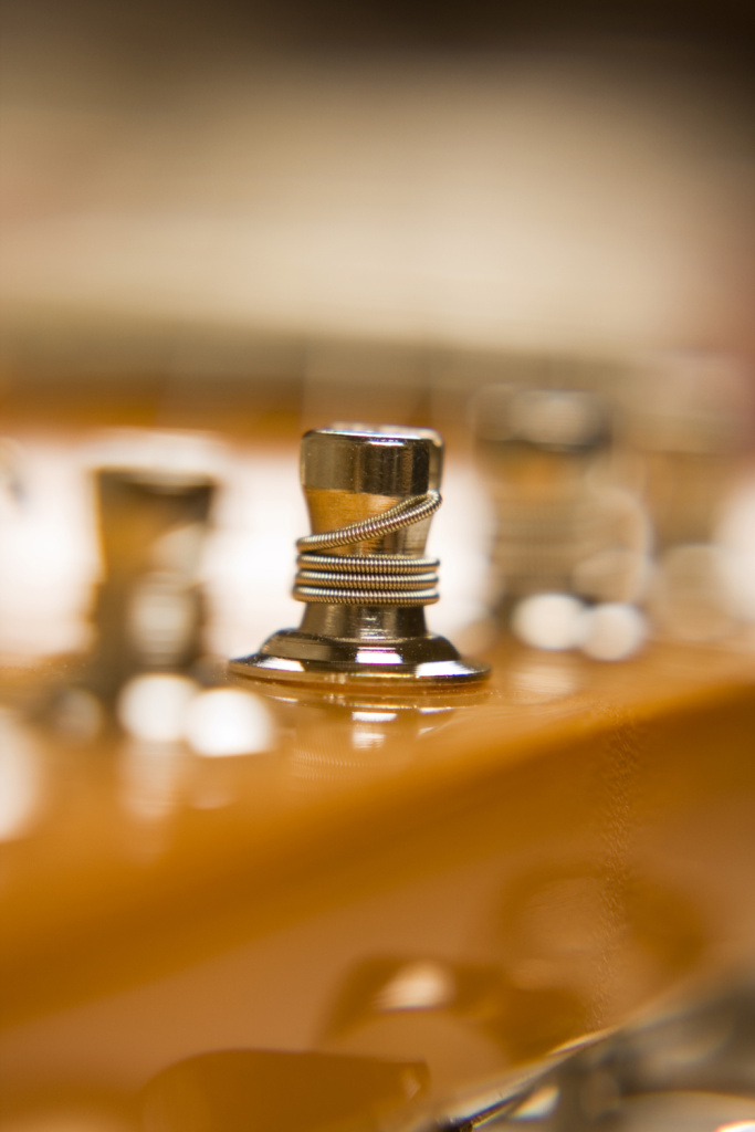 È molto importante che tutte le spire passino sotto allo spezzone di corda che abbiamo inserito nella meccanica