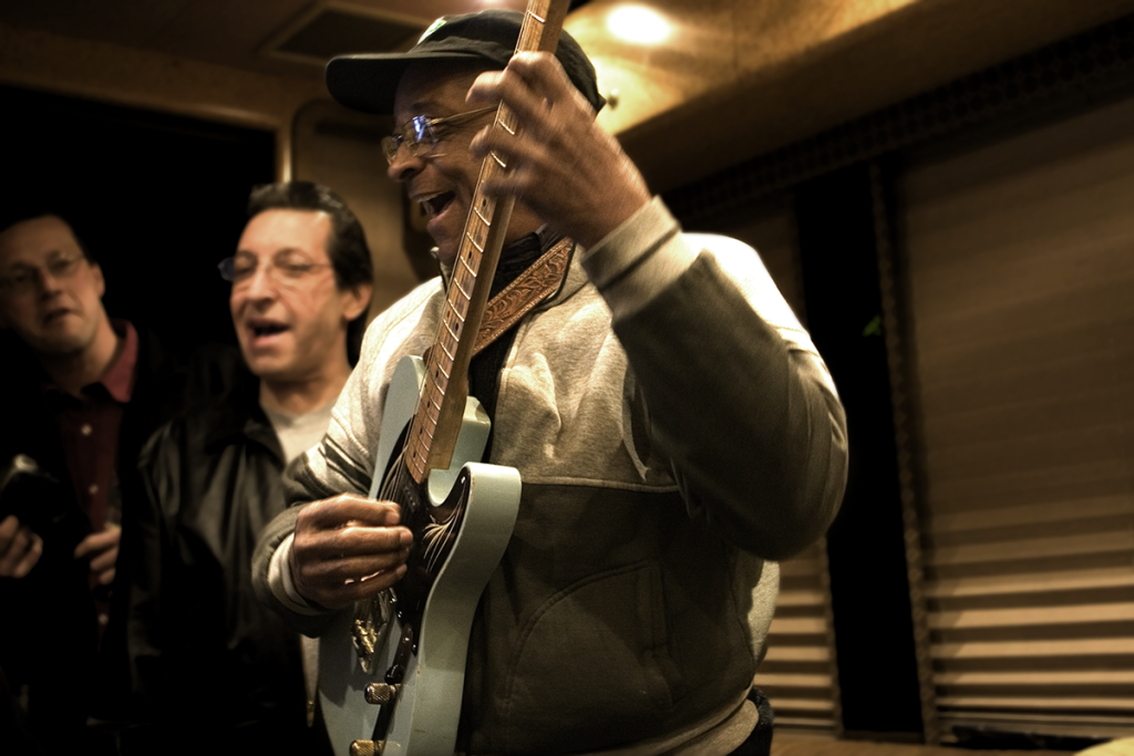 Hubert Sumlin sul tour bus dei Little Feat
