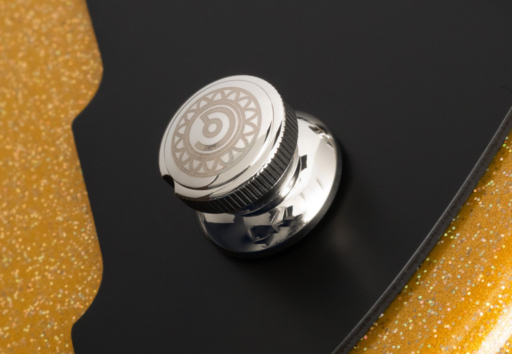 Con manopole incise al laser