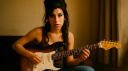 Amy Winehouse e la Fender Stratocaster: il video che riemerge nel giorno del suo compleanno