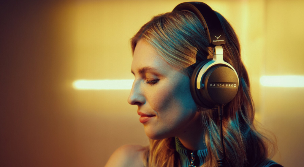 beyerdynamic DJ 300 PRO X: le cuffie per DJ che passano da on-ear a over-ear