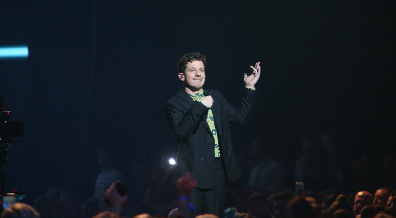 Charlie Puth tira sul palco Jeff Goldblum per una cover geniale