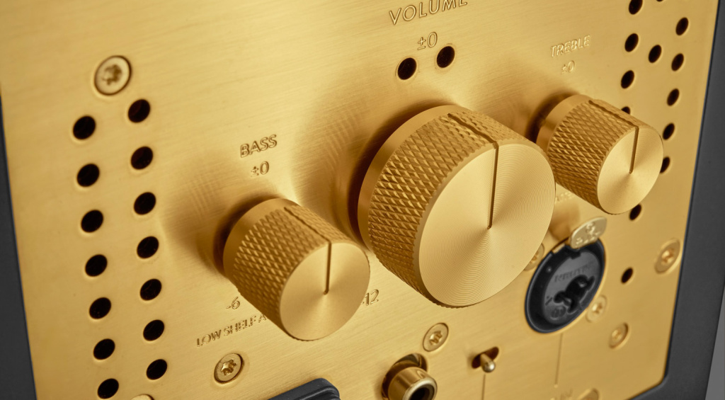 La piastra posteriore completamente dorata