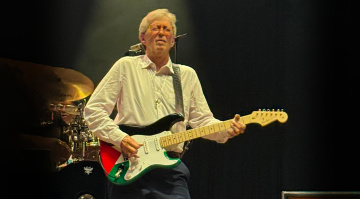 Eric Clapton (Milano, 28 Maggio 2025) con una Strat che riporta una finitura dal messaggio forte e chiaro!