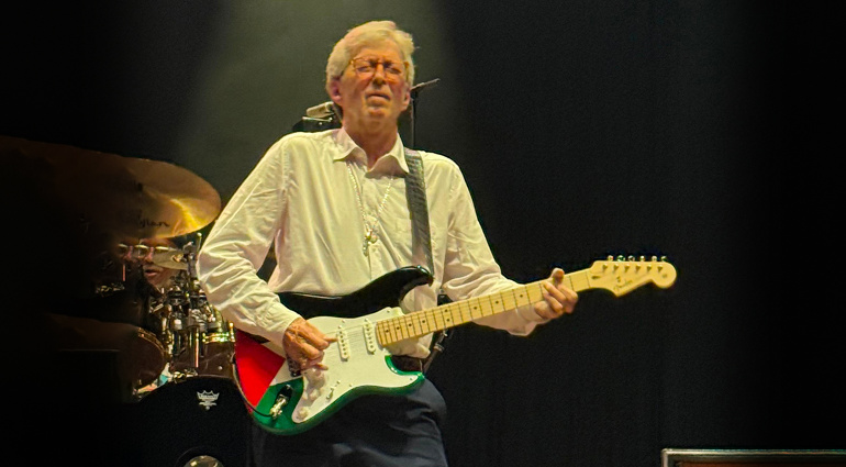 Eric Clapton (Milano, 28 Maggio 2025) con una Strat che riporta una finitura dal messaggio forte e chiaro!