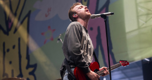 Finneas firma il nuovo suono di Apple TV