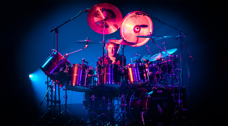 Perché Simon Phillips scelse lo stile open-handed