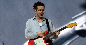 Sparisce un brano dei The 1975: Matty Healy cambia idea