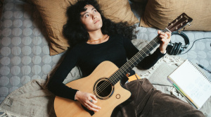 Yamaha TAS3 C TransAcoustic: la chitarra perfetta per i cantautori!