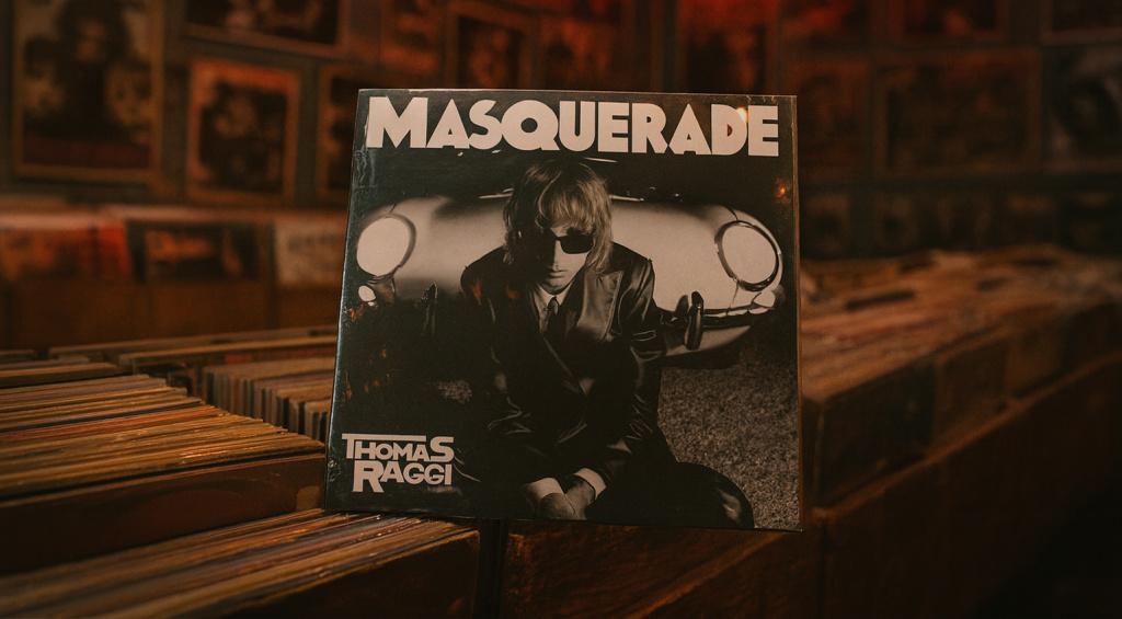 Thomas Raggi e la maschera del rock: la recensione di Masquerade
