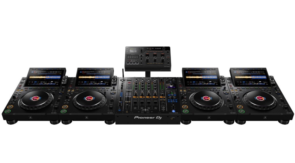 Un setup AlphaTheta con l'RMX-IGNITE