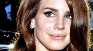 White Feather Hawk Tail Deer Hunter di Lana Del Rey