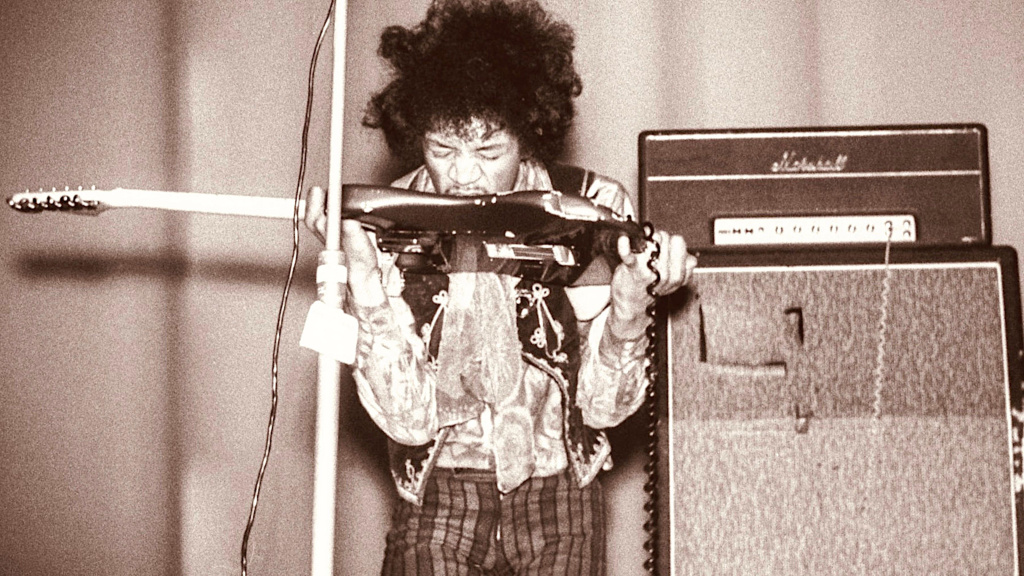 Uno dei momenti più famosi: Jimi che suona con i denti