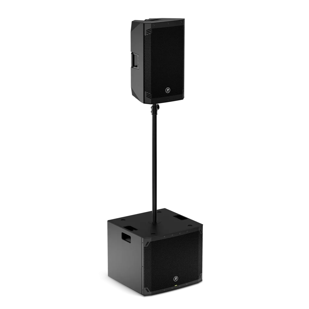 Mackie Thrash15v2 installata sopra un subwoofer tramite palo distanziatore