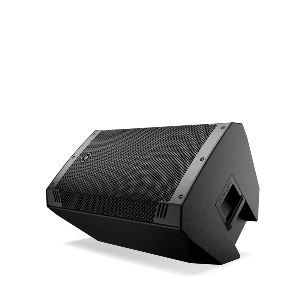 Mackie Thrash15v2 posizionata in orizzontale come monitor da palco