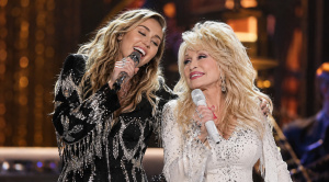 Miley Cyrus scoppia in lacrime sul palco